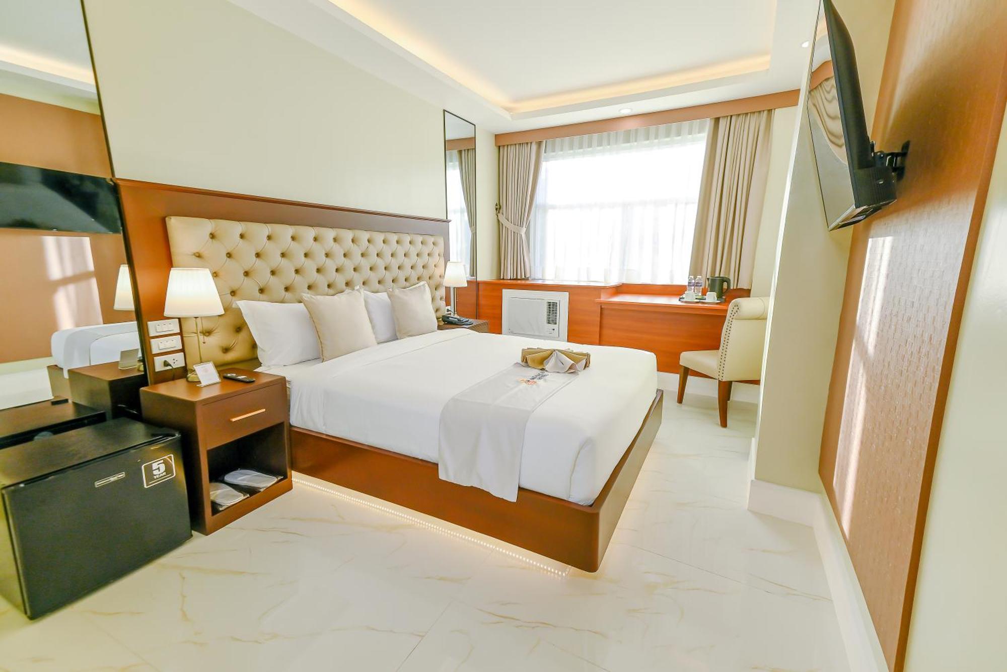 Monaco Hotel Taytay  Exterior photo